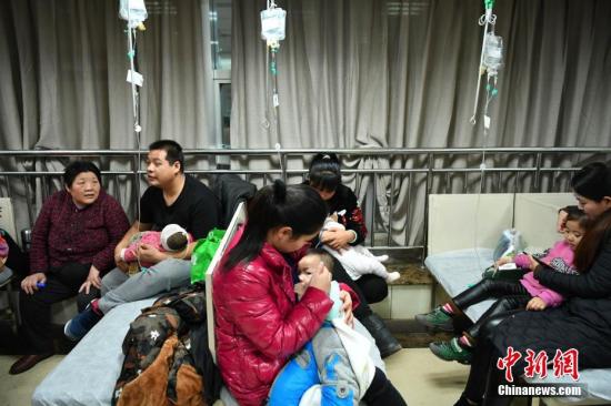 1月5日，河北省儿童医院呼吸科大厅内，抱着孩童前来看病的父母们摩肩接踵。图为该院输液厅。中新社记者 翟羽佳 摄