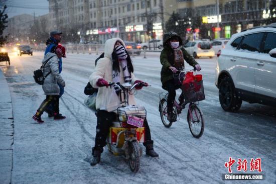 1月6日晚，内蒙古呼和浩特市迎来2018年首场降雪，路面湿滑，民众出行受到一定影响。中新社记者 刘文华 摄
