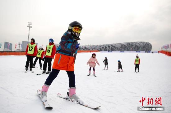 资料图：一群少年参加冰雪项目。中新社记者 韩海丹 摄