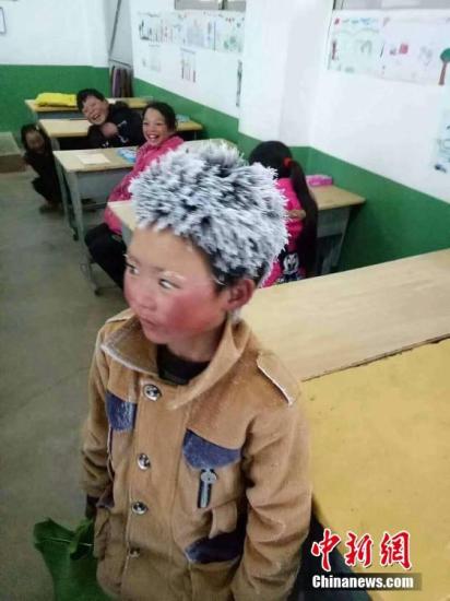 资料图：2018年1月9日，云南昭通一名头顶风霜上学的孩子照片在网上引起广泛关注。文字来源：人民日报 图片来源：视觉中国