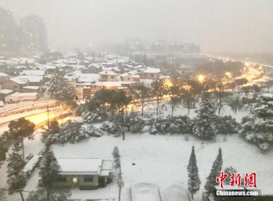 资料图：南京暴雪倾城，民众难出行。 泱波 摄