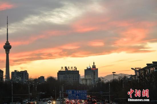 2018年1月29日，北京上空半晚时分现火烧云景观，十分绚丽。 中新网记者 翟璐 摄