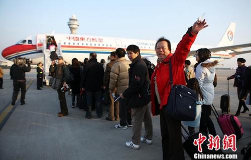 2008年12月15日8时，东航MU2075航班准时从上海浦东机场起飞，沿一条全新航路前往台北桃园机场，从而拉开大陆前往台湾的“裁弯取直”常态包机的序幕。至此，两岸海运直航、空运直航、直接通邮自12月15日全面启动，两岸“三通”时代正式宣告来临。(2008年资料图)中新社记者 殷立勤 摄