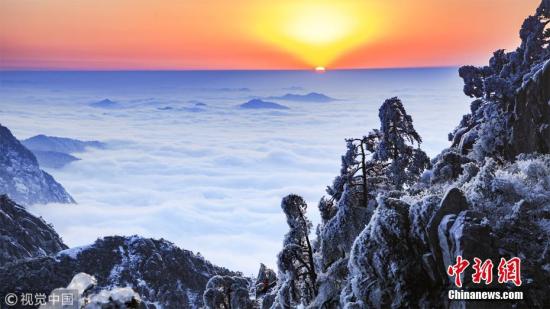 资料图：安徽黄山“黄山五绝”之一的冬雪美景。( 方立华 摄 图片来源：视觉中国)