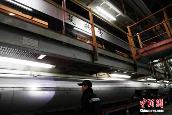 一列“复兴号”动车组列车缓缓驶入北京动车段南所检修库。中新社记者 刘关关 摄