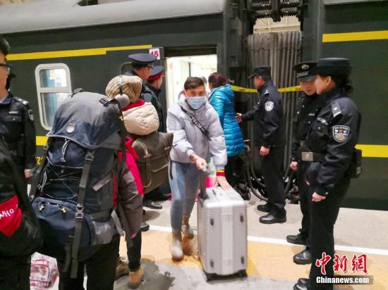 2月3日19时22分许，来自青海玉树的65名在广东普宁实验学校就读的藏族中学生乘坐广铁广九客运段Z230/1次列车，经过34小时的长途旅行，平安抵达西宁站。 中新社记者 陈文 摄