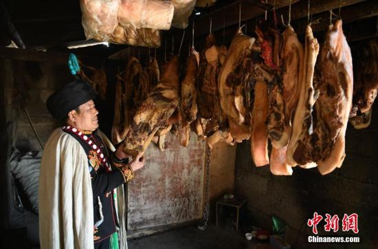 古路村阿姆大叔家准备了不少腊肉，这些生态猪肉很受游客喜欢。刘忠俊 摄