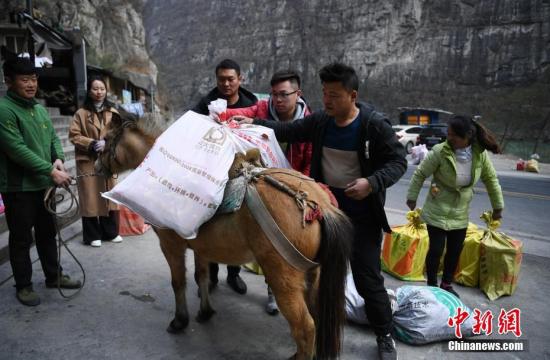 当地商会和企业给古路村村民送来了价值2万多元的爱心物资，让村民们过个“暖心年”。刘忠俊 摄