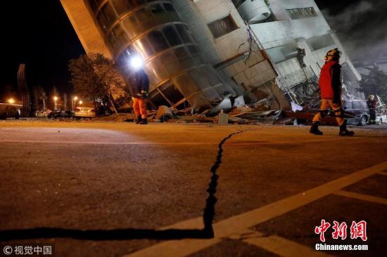 继2月4日晚发生里氏5.8级地震之后，台湾花莲2月6日晚23时50分再次发生地震。据台湾气象局观测，地震规模达到里氏6.0级(中国地震台湾正式测定为6.5级)，震央位于东经121.69，北纬24.14，即花莲县近海，震源深度10公里。由于震度高及长达逾25秒的摇晃，多家电视台画面显示，花莲统帅饭店出现倾倒，一侧的一楼压入地下室，传出多人受困其中。据《中时电子报》报道，根据灾害应变中心截至7日凌晨3时30分的最新统计，目前地震造成2人遇难、202伤。花莲当地4处建筑物倒塌或倾斜，另有七星潭大桥及花莲大桥两座桥梁封闭。多处地面、桥梁出现明显隆起、断裂。 图片来源：视觉中国