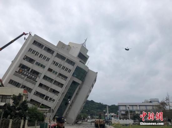 台湾花莲近海2月6日23时50分发生里氏6.0级地震。烈度达7度的花莲市区目前已知有多栋建筑物倒塌或倾斜，造成2人遇难、逾200人轻重伤、数十人受困。尚未有大陆游客伤亡的信息。图为地震后的花莲街头。 中新社发 叶青林 摄