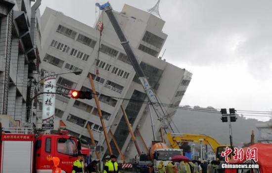 2月7日，台湾花莲发生强烈地震后，搜救工作在倾倒的云门翠堤大楼现场持续展开。(中新社记者 肖开霖 摄)