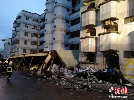 2月7日，台湾花莲发生6.5级强烈地震，位于花莲国民八街附近一片狼藉。中新社记者 肖开霖 摄