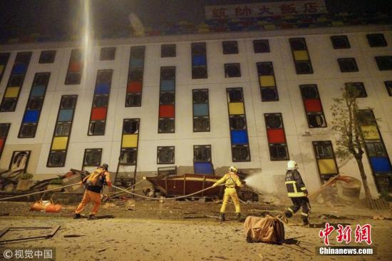2月6日晚23时50分，台湾花莲发生地震。花莲统帅饭店出现倾倒，一侧的一楼压入地下室，传出多人受困其中。多处地面、桥梁出现明显隆起、断裂。 图片来源：视觉中国