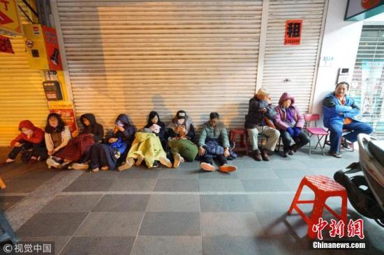 资料图：民众在街头避难。 图片来源：视觉中国