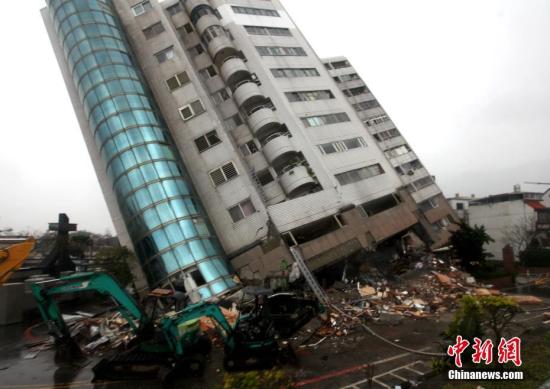 台湾花莲震灾受损最严重的云门翠堤大楼。中新社记者 黄少华 摄