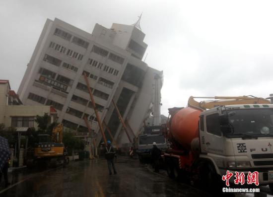资料图片：2018年2月7日，台湾花莲震灾受损最严重的云门翠堤大楼，救援工作正在紧张进行中。中新社记者 黄少华 摄