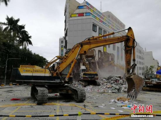 2月9日，在地震中倾倒严重的统帅大饭店开始破拆。中新社记者 肖开霖 摄