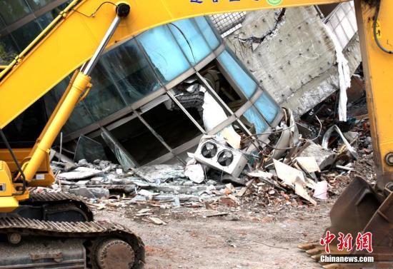 资料图：2月6日晚，台湾花莲市发生6.5级地震，造成花莲市4栋建筑物倾斜，倒塌。截至9日上午6时，花莲地震已致11遇难、269人受伤、失联人数仍有6人。图为云门翠堤大楼在地震中受损严重。 中新社记者 黄少华 摄