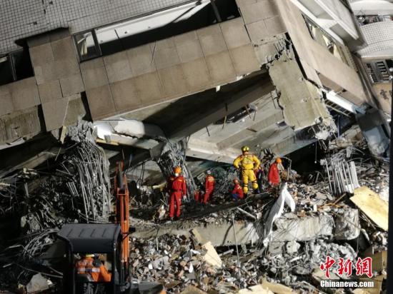 2月9日是花莲地震救援“黄金72小时”的最后一天，搜救力量集中在仍然有失联人员的云门翠堤大楼。图为救援人员正在进行搜救工作。 中新社记者 肖开霖 摄