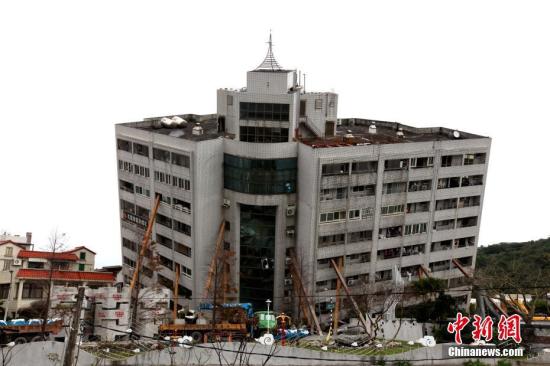 资料图：台湾花莲地震中倒塌的云门翠堤大楼。 中新社记者 黄少华 摄