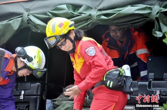 台湾花莲地震最后两名失联人员2月11日上午被证实罹难。图为11日从地震“重灾区”花莲云门翠堤大楼撤离的救援人员。 中新社记者 肖开霖 摄