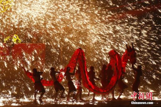 资料图：2018年2月18日，重庆铜梁火龙钢花队在北京欢乐谷表演。中新社记者 富田 摄