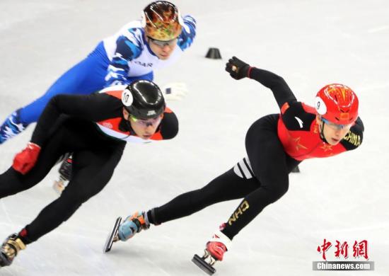 2月20日，在平昌冬奥会短道速滑男子500米预赛中，中国选手韩天宇顺利晋级。图为韩天宇在比赛中。
中新社记者 宋吉河 摄