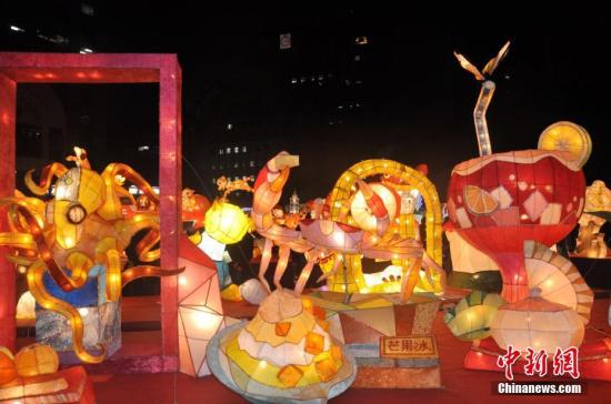 资料图：台北灯节现场，各式各样的花灯吸引如潮人群。 中新社记者 肖开霖 摄
