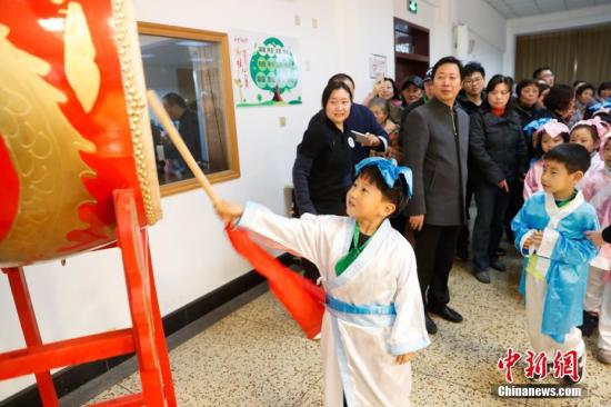 资料图：上海小学举行“开笔礼” ，为儿童启蒙教育“破蒙”。
