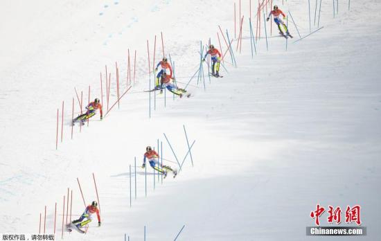 2月22日，平昌冬奥会男子高山滑雪，法国选手诺埃尔比赛瞬间。(图为多重曝光)