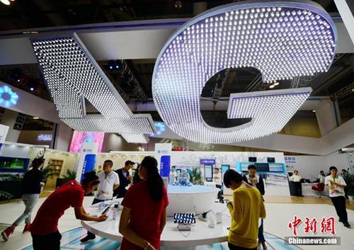 2013年10月25日，厦门市民在体验中国移动4G网络。 中新社记者 张斌 摄