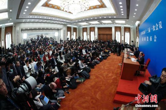 3月2日，全国政协十三届一次会议新闻发布会在北京人民大会堂一层新闻发布厅召开，大会新闻发言人王国庆向中外媒体介绍本次大会有关情况并回答记者提问。中新社记者 杜洋 摄
