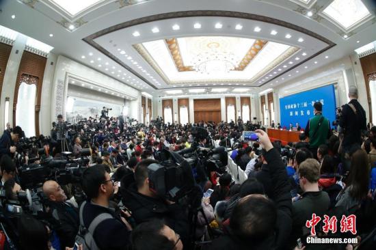 3月2日，全国政协十三届一次会议新闻发布会在北京人民大会堂一层新闻发布厅召开，大会新闻发言人王国庆向中外媒体介绍本次大会有关情况并回答记者提问。中新社记者 杜洋 摄