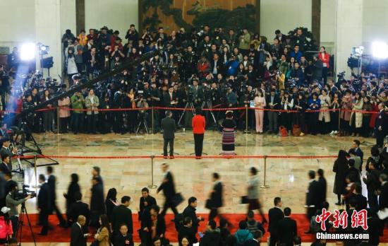 3月3日，全国政协十三届一次会议在北京人民大会堂举办首场“委员通道”，邀请来自多个界别的全国政协委员接受媒体采访。 中新社记者 杜洋 摄