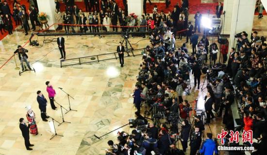 3月5日，十三届全国人大一次会议首场“代表通道”集中采访活动在北京人民大会堂举行。中新社记者 杜洋 摄