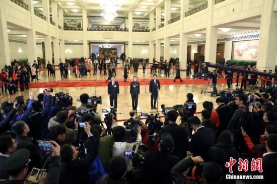 3月5日，第十三届全国人民代表大会第一次会议在北京人民大会堂开幕。全国人大代表马化腾、王亚平、徐立毅在“代表通道”接受采访。中新社记者 韩海丹 摄