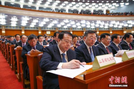 3月5日，十三届全国人大一次会议在北京人民大会堂开幕。图为代表们听会。 中新社记者 刘震 摄