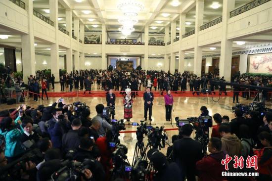 3月5日，十三届全国人大一次会议首场“代表通道”集中采访活动在北京人民大会堂举行。中新社记者 韩海丹 摄