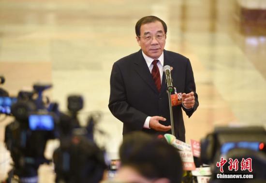 3月5日，监察部部长杨晓渡在十三届全国人大一次会议的“部长通道”接受媒体采访。 中新社记者 侯宇 摄