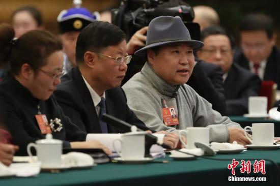3月5日，出席十三届全国人大一次会议的内蒙古自治区代表团在北京人民大会堂举行全体会议，审议政府工作报告。图为龚明珠代表(右)在会议上发言。 中新社记者 盛佳鹏 摄