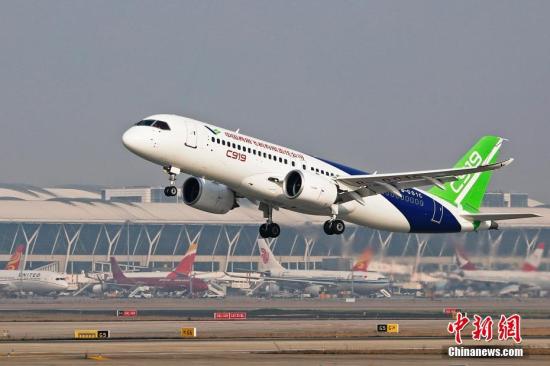 C919大型客机第二架机在上海浦东国际机场第四跑道成功起飞。 殷立勤 摄