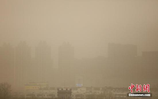 3月28日，雾霾沙尘齐聚京城，除此前启动的空气重污染橙色预警之外，官方还发布了今年首个沙尘蓝色预警。在两者“夹攻”之下，全城空气质量已达到严重污染水平。 中新社记者 杨可佳 摄