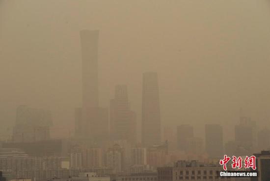 3月28日，雾霾沙尘齐聚京城，北京CBD地区的高层建筑笼罩在雾霾和扬沙天气中。
中新社记者 贾天勇 摄