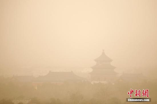 3月28日，雾霾沙尘齐聚京城，除此前启动的空气重污染橙色预警之外，官方还发布了今年首个沙尘蓝色预警。在两者“夹攻”之下，全城空气质量已达到严重污染水平。 中新社记者 富田 摄