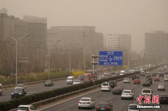 3月28日，雾霾沙尘齐聚京城，除此前启动的空气重污染橙色预警之外，官方还发布了今年首个沙尘蓝色预警。在两者“夹攻”之下，全城空气质量已达到严重污染水平。 中新社记者 张宇 摄