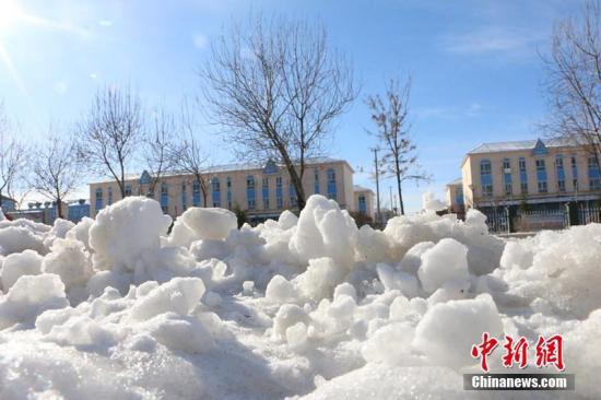 受西伯利亚强冷空气影响，4月1日，地处新疆北部阿勒泰地区的新疆生产建设兵团第十师一八六团迎来强降雪，气温骤降到零下11℃。此次积雪厚度达10厘米以上，同时伴有5到6级的偏北风，仿佛一下子回到了冬天，所幸此次降温降雪天气没有给当地带来灾害。新疆兵团第十师一八六团位于中国与哈萨克斯坦接壤处，国家一类陆路口岸吉木乃口岸就位于团部。郝胜忠 摄