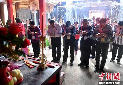 4月5日，马祖参访团在福州琅岐陈氏祠堂谒拜祖先。 中新社记者 吕明 摄