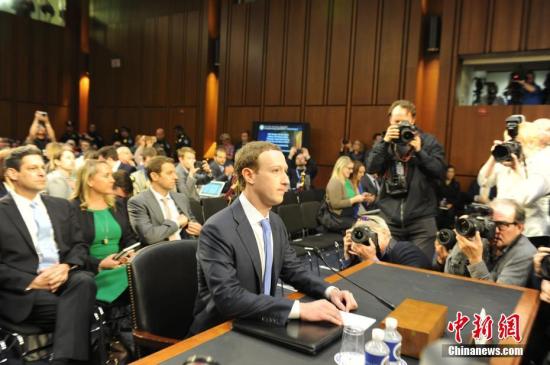 当地时间4月10日，美国社交媒体平台脸书的首席执行官马克·扎克伯格在美国参议院司法委员会和商业、科技和运输委员会举行的联合听证会上作证，并就脸书数据被滥用等问题道歉。 中新社记者 邓敏 摄