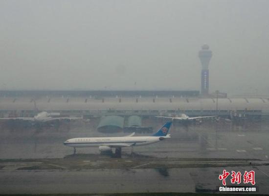 资料图：雨中的北京首都机场。中新社记者 毛建军 摄