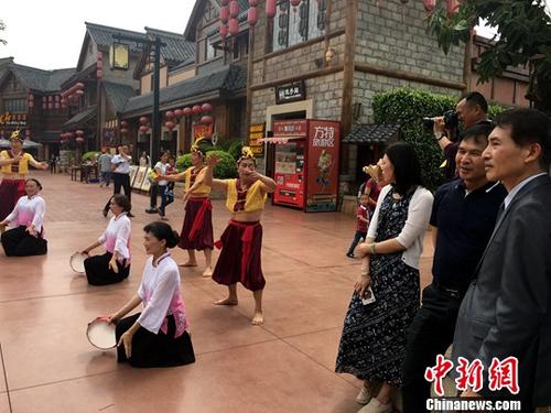 资料图：百余名台湾游客在厦门感受中华传统文化独特魅力。中新社记者 杨伏山 摄